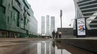 Большинство российских работодателей заморозили набор новых сотрудников до конца года: компании переходят к точечному найму и чаще переводят работников на неполную занятость вместо прямых увольнений.