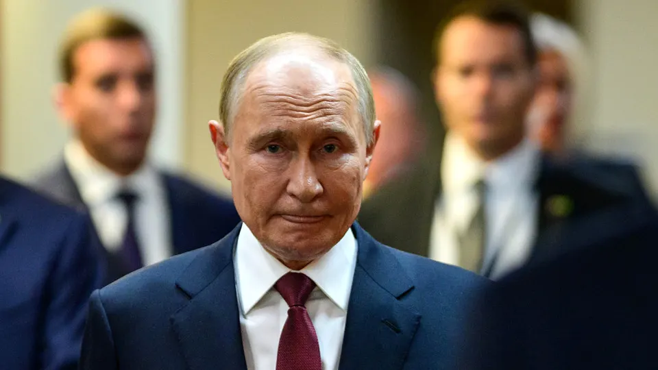 Социологи фиксируют седьмую неделю подряд падение одобрения деятельности Владимира Путина. Эксперты связывают тренд с усилением интернет-ограничений, экономической стагнацией и накопившейся усталостью общества.