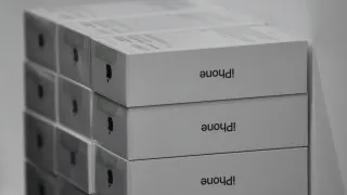Крупные продавцы электроники накопили значительные запасы премиальных смартфонов, которые не удаётся продать из‑за падения спроса. Чтобы разгрузить склады и вернуть вложенные средства, ритейлеры активно снижают цены на флагманские модели.