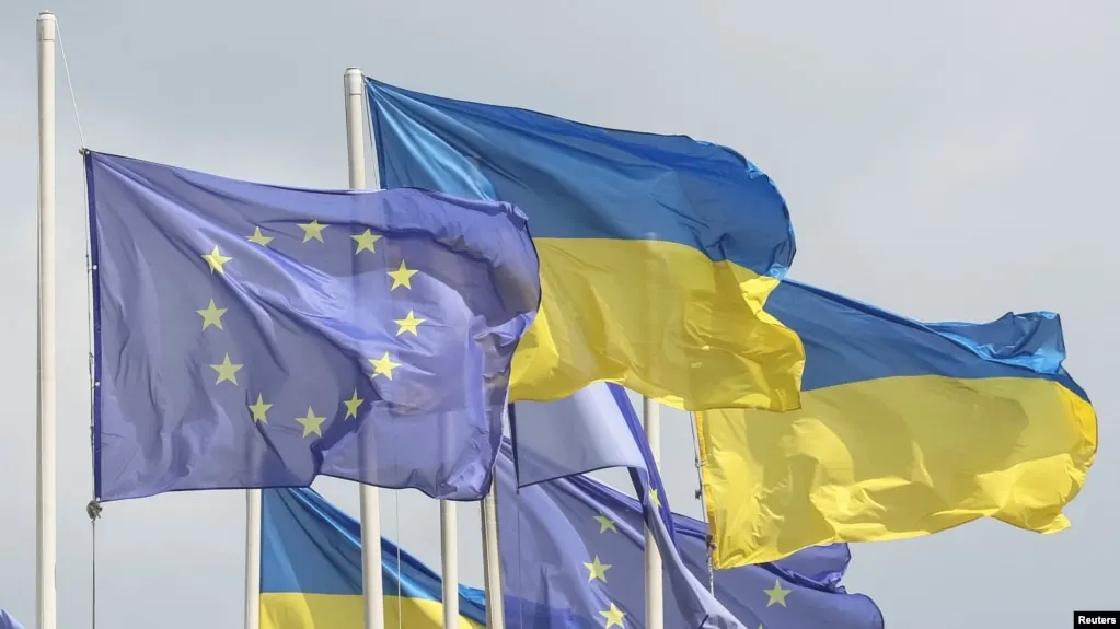 Евросоюз единогласно одобрил перераспределение бюджета для выделения Украине кредита на 90 млрд евро и согласовал 20-й пакет санкций против России. Первые средства Киев рассчитывает получить к началу лета.