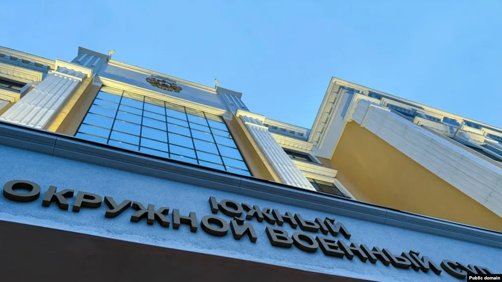 Южный окружной военный суд назначил трём молодым людям из Ростова-на-Дону сроки от 8 до 10 лет строгого режима по делу о несостоявшемся поджоге двух военкоматов. По версии следствия, их задержали сотрудники ФСБ на стадии подготовки, а ключевые показания дала знакомая обвиняемых, сотрудничавшая с силовиками.