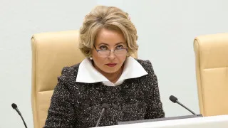 Спикер Совета Федерации Валентина Матвиенко назвала «обезлюдивание территорий» стратегической угрозой и призвала россиян уезжать из мегаполисов, строить большие дома в регионах, заводить многодетные семьи и массово сажать цветы во дворах на фоне рекордного падения рождаемости.
