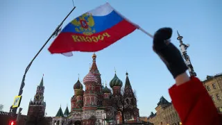 Просроченная дебиторская задолженность российских компаний перед поставщиками и контрагентами к концу января выросла до 8,2 трлн рублей — это около 3,8% ВВП. Больше всего неплатежей приходится на обрабатывающую промышленность и торговлю, а рост долгов эксперты связывают с повышением налоговой нагрузки и сокращением бюджетных расходов.