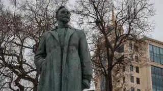 Президент Владимир Путин распорядился вернуть Академии ФСБ почётное наименование в честь Феликса Дзержинского, основателя ВЧК и организатора красного террора. Решение подано как признание заслуг академии и «выдающегося вклада» Дзержинского в обеспечение государственной безопасности.