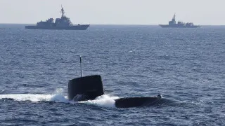 Правительство Японии радикально пересмотрело послевоенную политику экспорта вооружений, расширив допуск к поставкам летальных систем за рубеж при жестком госконтроле и исключительных оговорках для зон конфликтов.