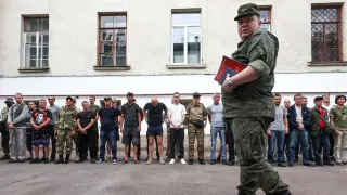Минобороны подготовило поправки, позволяющие проверять военнослужащих на употребление алкоголя непосредственно в части с помощью экспресс‑тестов, без обязательной доставки в медучреждение. Инициатива связана с трудностями освидетельствования в зоне боевых действий и сообщениями о наборе на контракт людей с алкогольной зависимостью.
