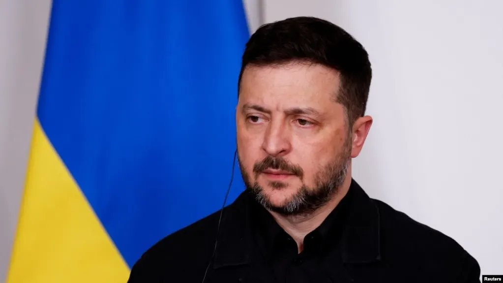 Президент Украины выразил опасение, что кратковременное перемирие вокруг Дня Победы Россия может использовать, чтобы обеспечить спокойный парад, а затем возобновить боевые действия. Он одновременно поддерживает меры, которые действительно защищают гражданских и способствуют обмену пленными.