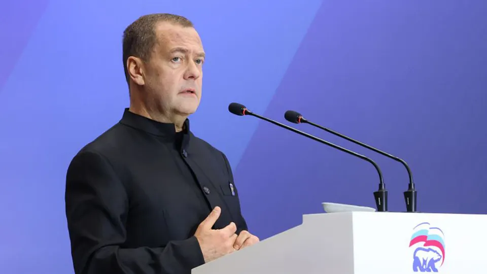 Заместитель главы Совета безопасности Дмитрий Медведев предупредил о реальной угрозе ядерной катастрофы, отметил роль ядерной триады и заявил, что переговоры возможны только при учёте интересов других ядерных держав. На фоне истечения СНВ‑III Москва и Вашингтон обсуждают дальнейшие шаги по контролю над вооружениями.