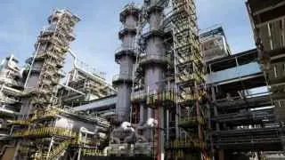Сызранский нефтеперерабатывающий завод временно остановил основную установку из‑за повреждений оборудования при атаке БПЛА; ремонт оценивают в одну‑две недели на фоне серии ударов по НПЗ и усиления госконтроля за рынком топлива.