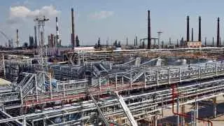 Туапсинский и Новокуйбышевский нефтеперерабатывающие заводы приостановили переработку нефти после атак беспилотников; ранее удары затронули крупные НПЗ в Нижегородской, Саратовской и Ленинградской областях.