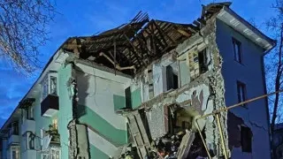 В Сызрани во время массированного налёта беспилотников один из дронов попал в многоэтажный жилой дом: частично обрушился подъезд, из-под завалов спасены 11 человек. Атаки беспилотников также зафиксированы в ряде других регионов, временно ограничивалась работа нескольких аэропортов.