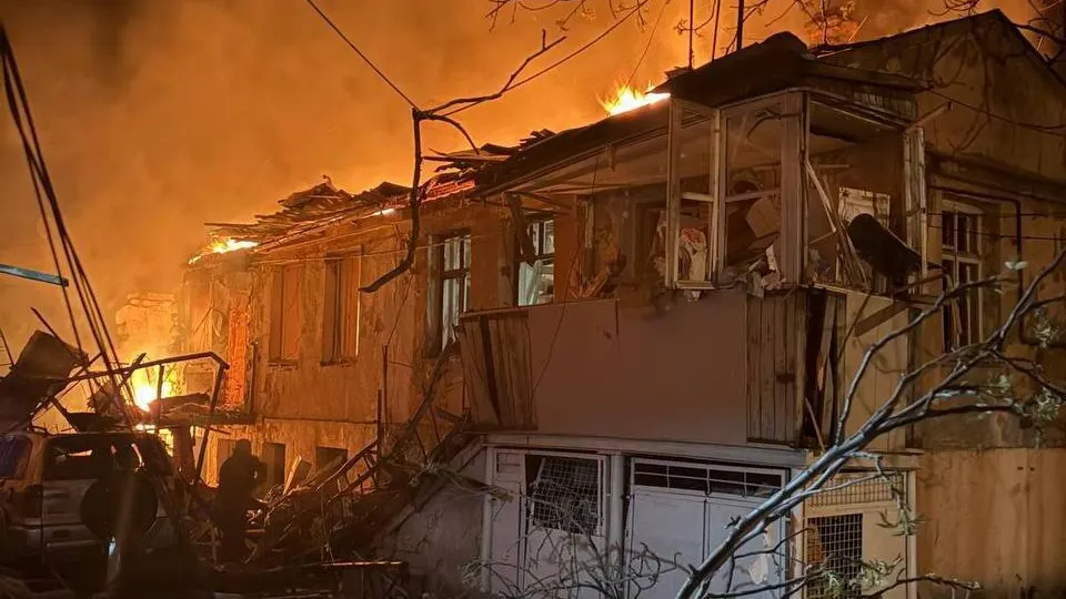 В результате ночной атаки российских беспилотников по жилым домам в Одессе погибли два человека и 15 получили ранения, продолжаются поисково-спасательные работы. Удар стал частью серии массированных атак по украинским городам в последние дни.