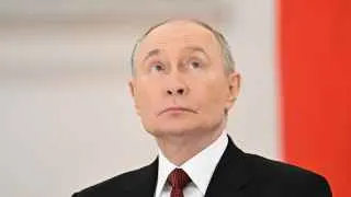 Владимир Путин на форуме «Малая родина — сила России» заявил, что вся страна должна трудиться на фронт, как во время Великой Отечественной войны, пообещал создание «зоны безопасности» на границе с Украиной и достижение всех целей СВО, в то время как аналитики сообщают о подготовке к продолжению боевых действий и новой волне мобилизации.