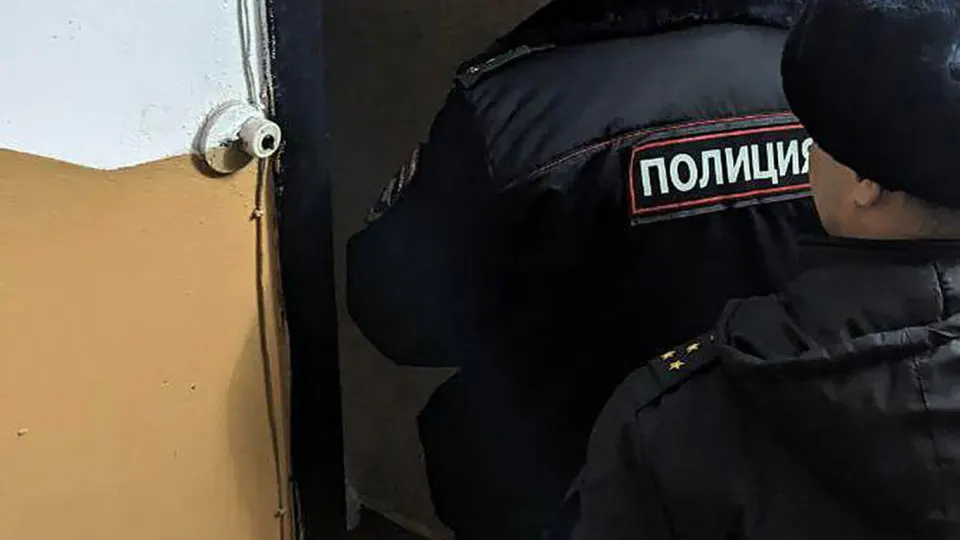 Двое молодых людей оставили молотки со следами коричневой жидкости у дверей трёх сотрудников Роскомнадзора; ФСБ задержала подозреваемых, один из них — несовершеннолетний. Инцидент произошёл на фоне масштабной блокировки Telegram и резкого роста скачиваний VPN-сервисов в России.