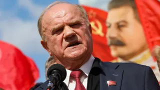Лидер КПРФ Геннадий Зюганов на заседании Госдумы заявил, что российская экономика «провалилась до дна» и без неотложных финансово‑экономических мер страна может столкнуться с потрясениями, сопоставимыми с событиями 1917 года. Поводом для его выступления стало резонансное видеообращение блогера Виктории Бони к президенту Владимиру Путину.