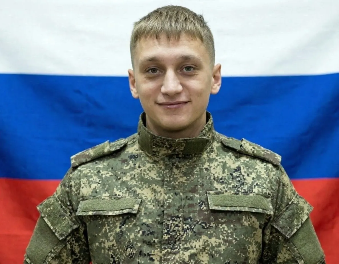 23-летний студент из Бурятии подписал контракт в январе, прошёл обучение на оператора БПЛА и погиб в апреле; приёмная мать и родственники рассказывают о массовой вербовке учащихся.