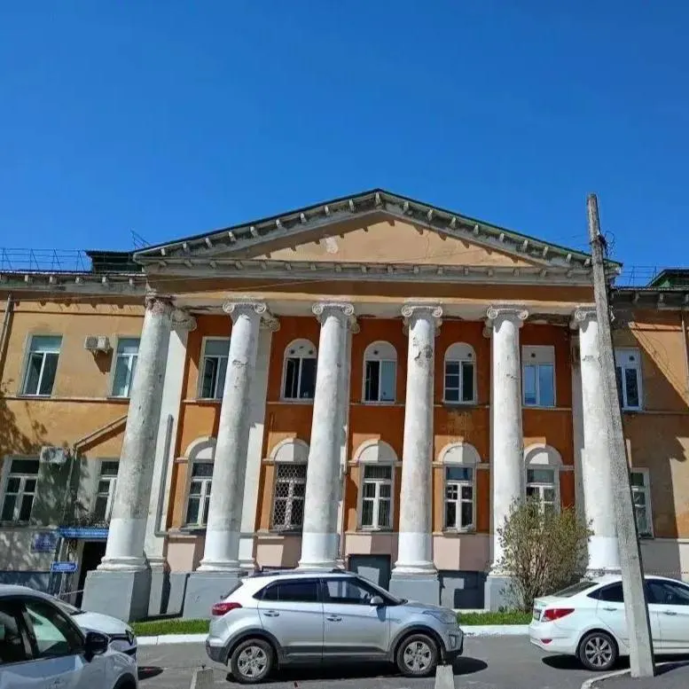 Здание XVIII века на Садовой улице, включённое в список пострадавших объектов культурного наследия, отремонтируют: восстановят крышу, заменят окна и обновят фасад. Удар беспилотника пришёлся 30 мая 2025 года.