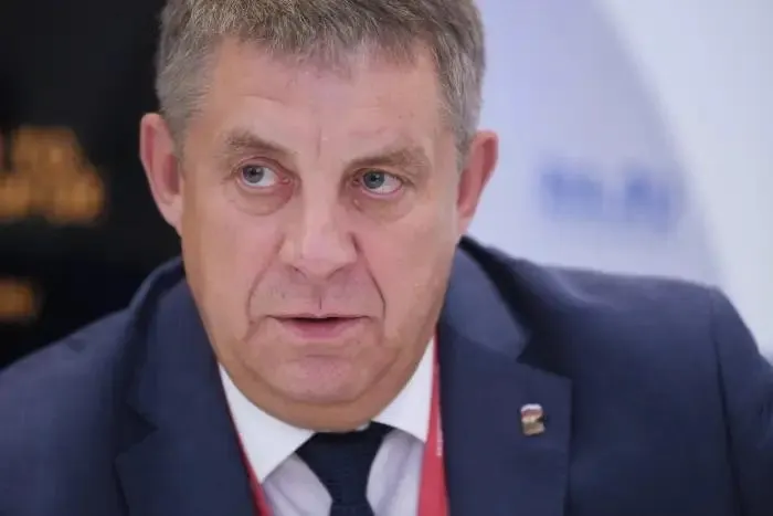 Бывший губернатор Брянской области Александр Богомаз рассматривается как претендент на вакантный мандат в Госдуме. Одновременно обсуждаются возможные назначения других ушедших губернаторов на федеральные посты.