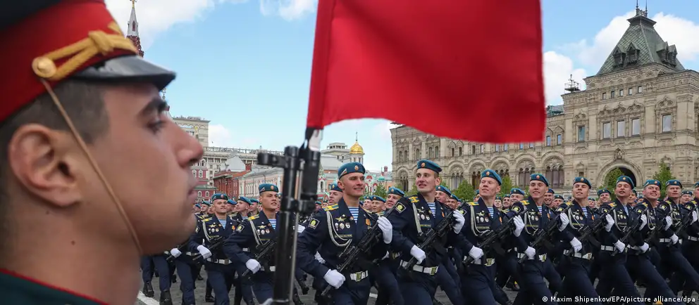 Во многих городах 9 мая сократили или отменили парады: на Красной площади не будет военной техники, в ряде регионов отменяют салюты и массовые мероприятия. Власти ссылаются на угрозы безопасности, эксперты называют также логистику и политические соображения.