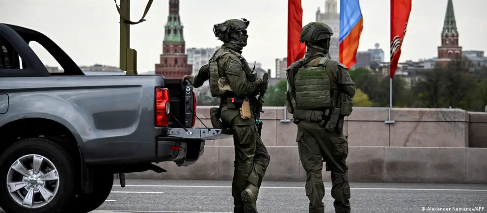 Российские власти отозвали приглашения иностранным СМИ на парад на Красной площади. Торжества пройдут в укороченном формате без военной техники, ряд региональных мероприятий отменён из‑за угрозы безопасности и недавних нападений беспилотников.
