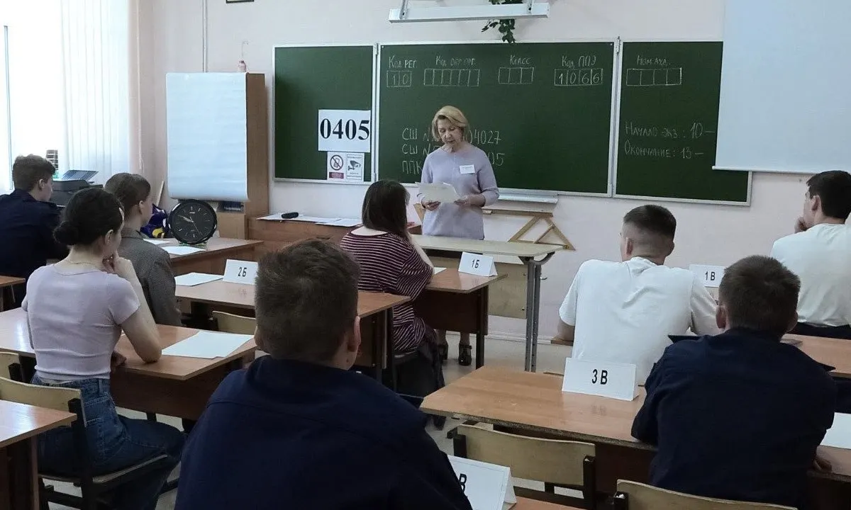 В новых методических рекомендациях ведомства организаторы и охрана не имеют права прикасаться к участникам и их вещам; при срабатывании металлоискателя предлагают добровольно предъявить или сдать предмет.