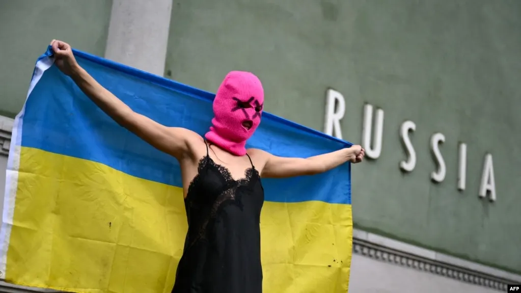 Группу ранее признали экстремистской; в декабре 2025 года против неё были начаты иски, а в сентябре часть участниц приговорили заочно к длительным срокам по делам, связанным с антивоенной активностью.