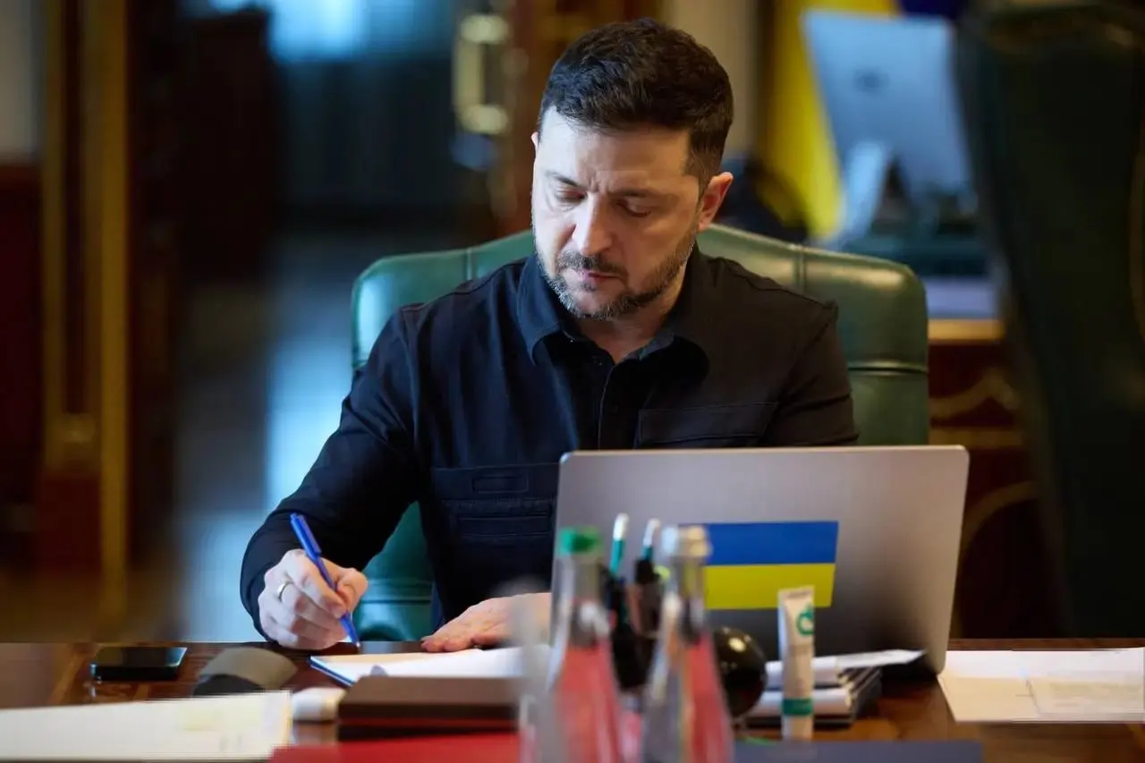 В ответ на объявленное Россией перемирие президент Украины объявил о режиме тишины с ночи 6 мая; Киев сообщает, что не получал от Москвы официальных обращений о перемирии 8–9 мая.