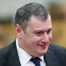 Чиновникам поручили на этой неделе заменить аватарки в соцсетях на фото родственников — участников Великой Отечественной войны и тружеников тыла. Массовый «Бессмертный полк» отменили по соображениям безопасности; 9 мая в парках будет звучать музыка военных лет.