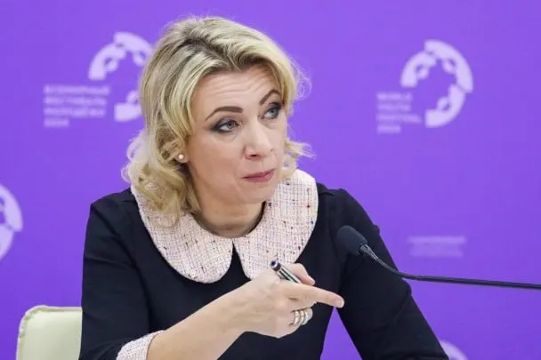 Официальный представитель МИД Мария Захарова заявила, что сотрудники Госдепа уведомляют российских дипломатов о том, что их дети, родившиеся в США, автоматически признаны американскими гражданами. По её словам, семьи не подавали заявлений, а практика применяется с 2023 года.