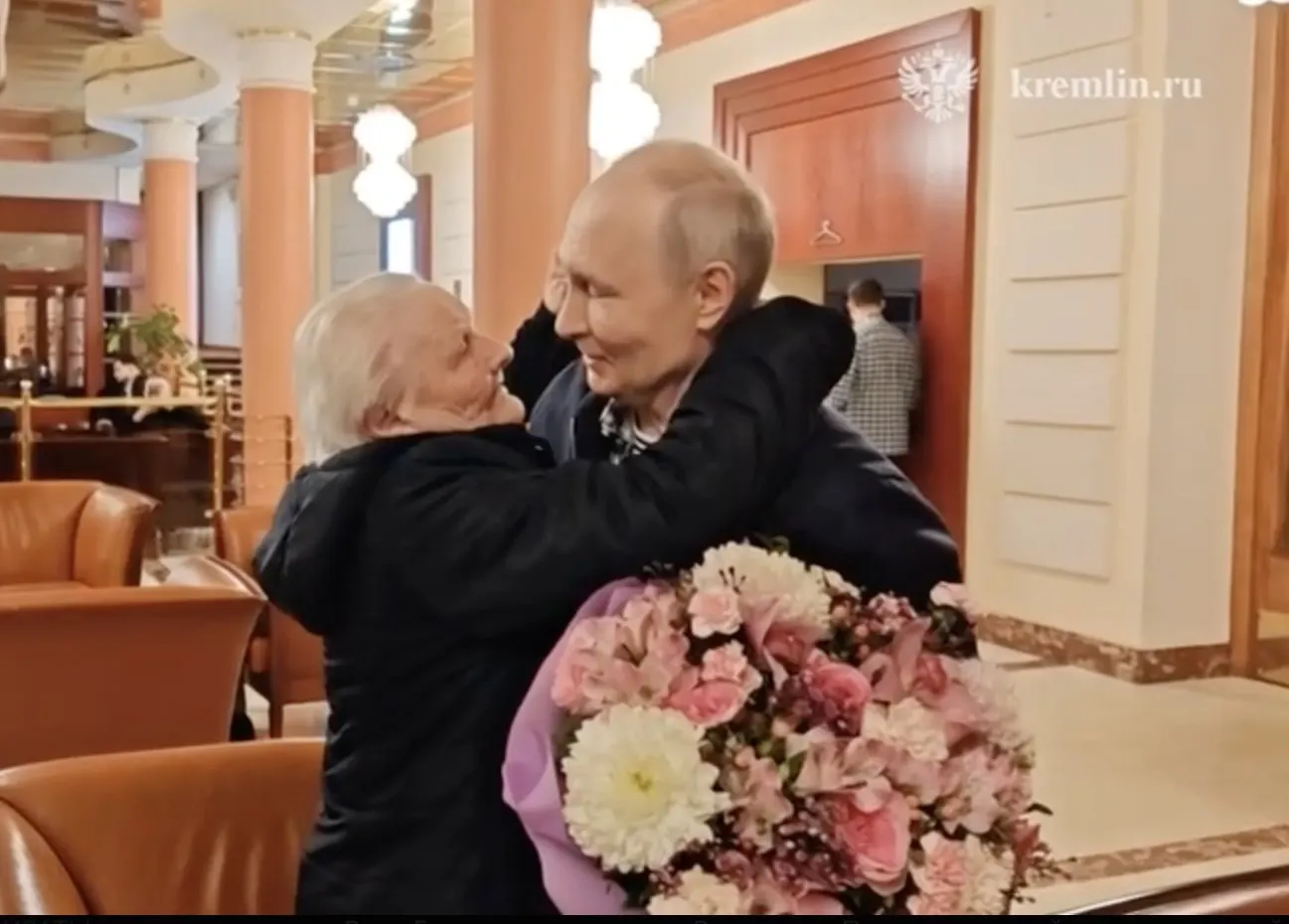 Президент обнял и поцеловал свою первую учительницу; во время встречи обе стороны прослезились и не сдерживали эмоций.