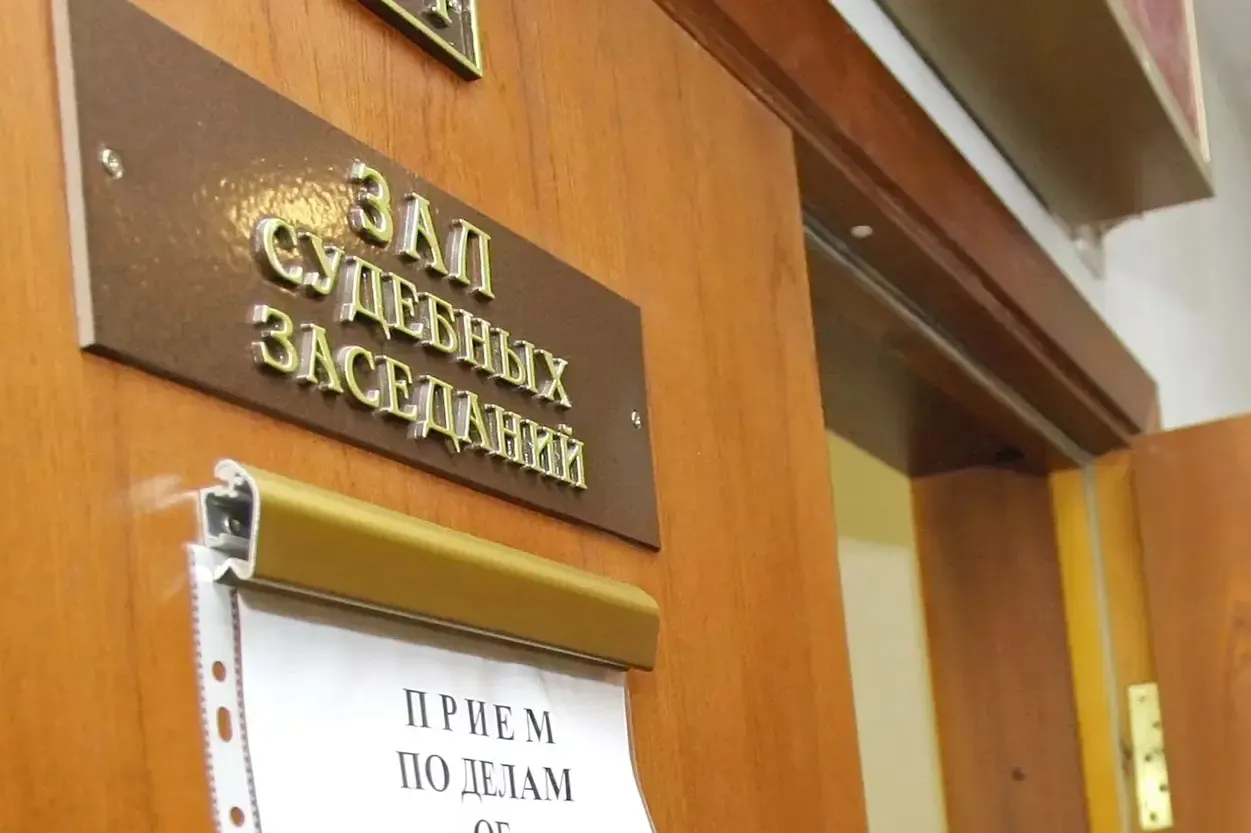 Суды выносят всё больше обвинительных приговоров по «шпионским» статьям: в 2025 году зафиксирован рекордный поток осуждений, среди фигурантов — молодые люди, подростки и люди из разных профессий. Одновременно часть судебной статистики стала недоступна.