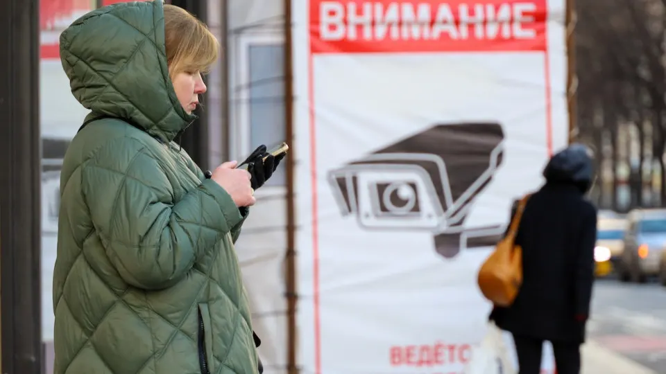 Пользователи отмечают, что в государственном мессенджере сообщения со ссылками на ключи для VPN удаляются без согласия, а при повторной отправке происходит принудительный выход из аккаунта. Похожая практика вводится и в других государственных сервисах.