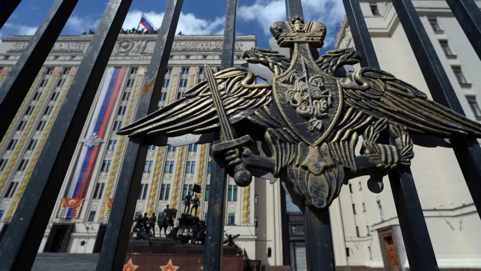Военное ведомство предлагает передавать ему в распоряжение акции, земельные участки и технику национализированных компаний, работающих в строительной сфере, чтобы без промежуточной передачи через Росимущество быстрее использовать мощности для выполнения гособоронзаказа.