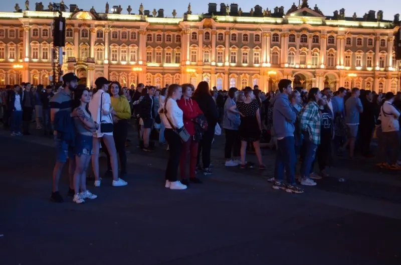 Ночью 27–28 июня в Санкт-Петербурге состоится «Алые паруса»: около 66 тысяч выпускников увидят проход брига «Россия», салюты и масштабную декорацию на Дворцовой площади. Правительство утвердило 300 приоритетных образовательных программ и увеличило число бюджетных мест; в Смоленске запланированы мероприятия ко Дню молодёжи.