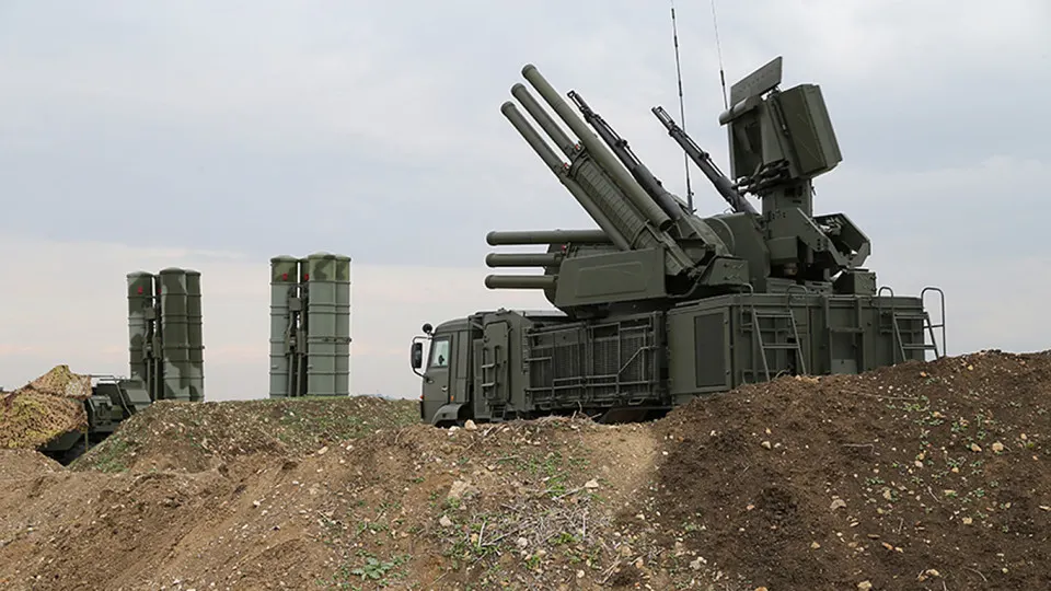 Сообщается, что новая российская система радиоэлектронной борьбы способна заглушать сигнал спутниковой связи Starlink на площади до 20 км²; одновременно принимаются юридические и технические меры по ограничению использования зарубежных терминалов и созданию собственных спутниковых решений.