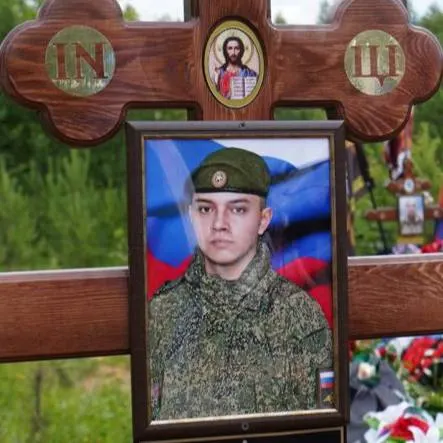 Родственники погибшего призывника заявляют о несоответствиях в официальных сведениях и требуют проверки версии «неправильного обращения с оружием».