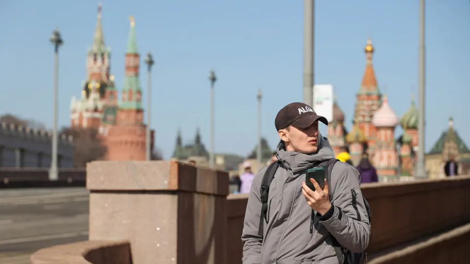 Правительство планирует внедрить информационную систему идентификаторов мобильных устройств (IMEI) для борьбы с кражами, незаконным ввозом и использованием подменённых идентификаторов. Операторы связи будут обязаны передавать данные о подключённых устройствах и блокировать SIM‑карты на запрещённых телефонах.