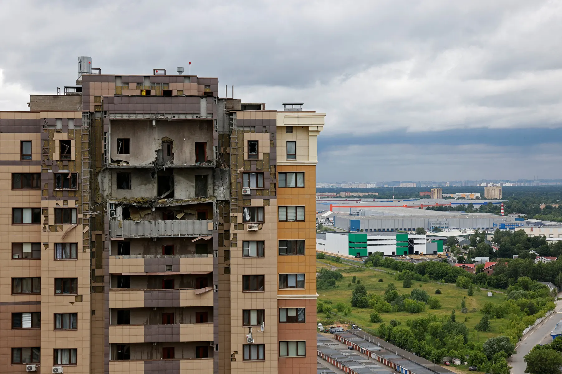 При налёте беспилотников на Московскую область 18 июня погиб ребёнок, повреждены 18 многоквартирных домов; власти сообщают о десятках пострадавших и значительных разрушениях инфраструктуры.