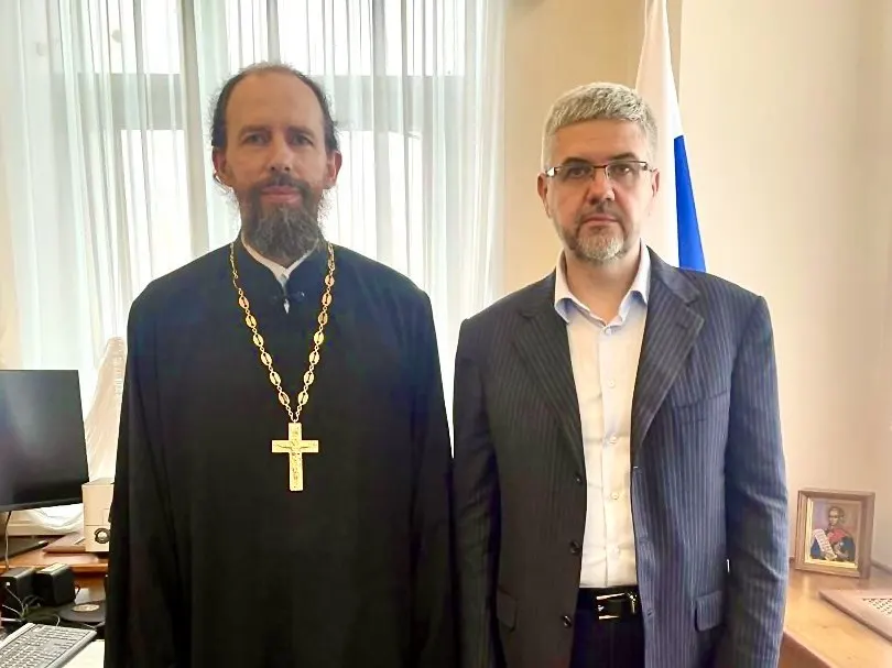 Заместитель министра юстиции заявил на Петербургском международном юридическом форуме, что сожительство без официальной регистрации брака рассматривается как прямая угроза безопасности страны. Ведомство проводит мониторинг для подготовки возможных изменений в Семейный кодексе РФ.