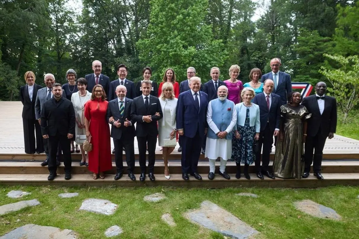 На саммите G7 в Эвиане страны приняли ряд деклараций, в том числе по геополитическим вопросам — подтвердили единство в поддержке Украины, договорились нарастить поставки ПВО и другие виды военной помощи, обсудили энергетическую помощь и ужесточение санкций в отношении России; также затронуты ситуации на Ближнем Востоке и в Индо-Тихоокеанском регионе.