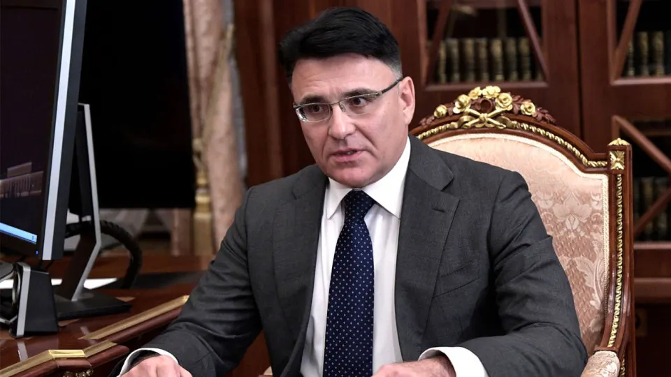 Александр Жаров заявил, что квоты на иностранное кино позволят отбирать лучшие ленты, освободят экранное время для российских фильмов и станут инструментом поддержки национального кинопроката. Ранее похожие инициативы высказывали деятели киноиндустрии; после 2022 года часть зарубежных премьер уходит в теневой прокат.