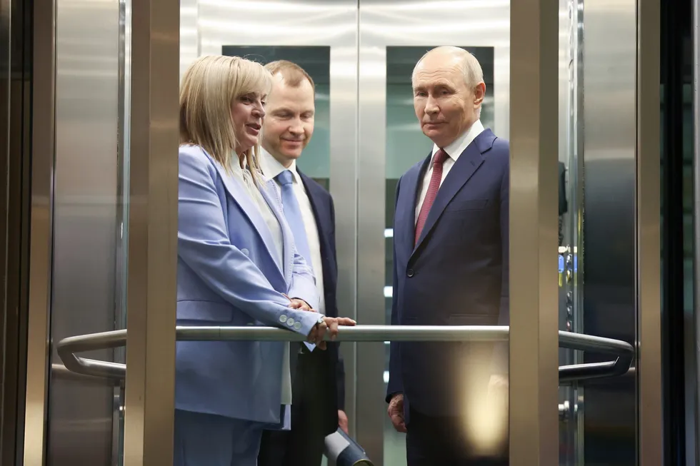Руководители силовых структур предлагают перенести или отменить выборы в Госдуму из‑за экономических проблем и падения рейтингов. В администрации президента и в политблоке — раскол: часть игроков настаивает на проведении голосования 18–20 сентября.