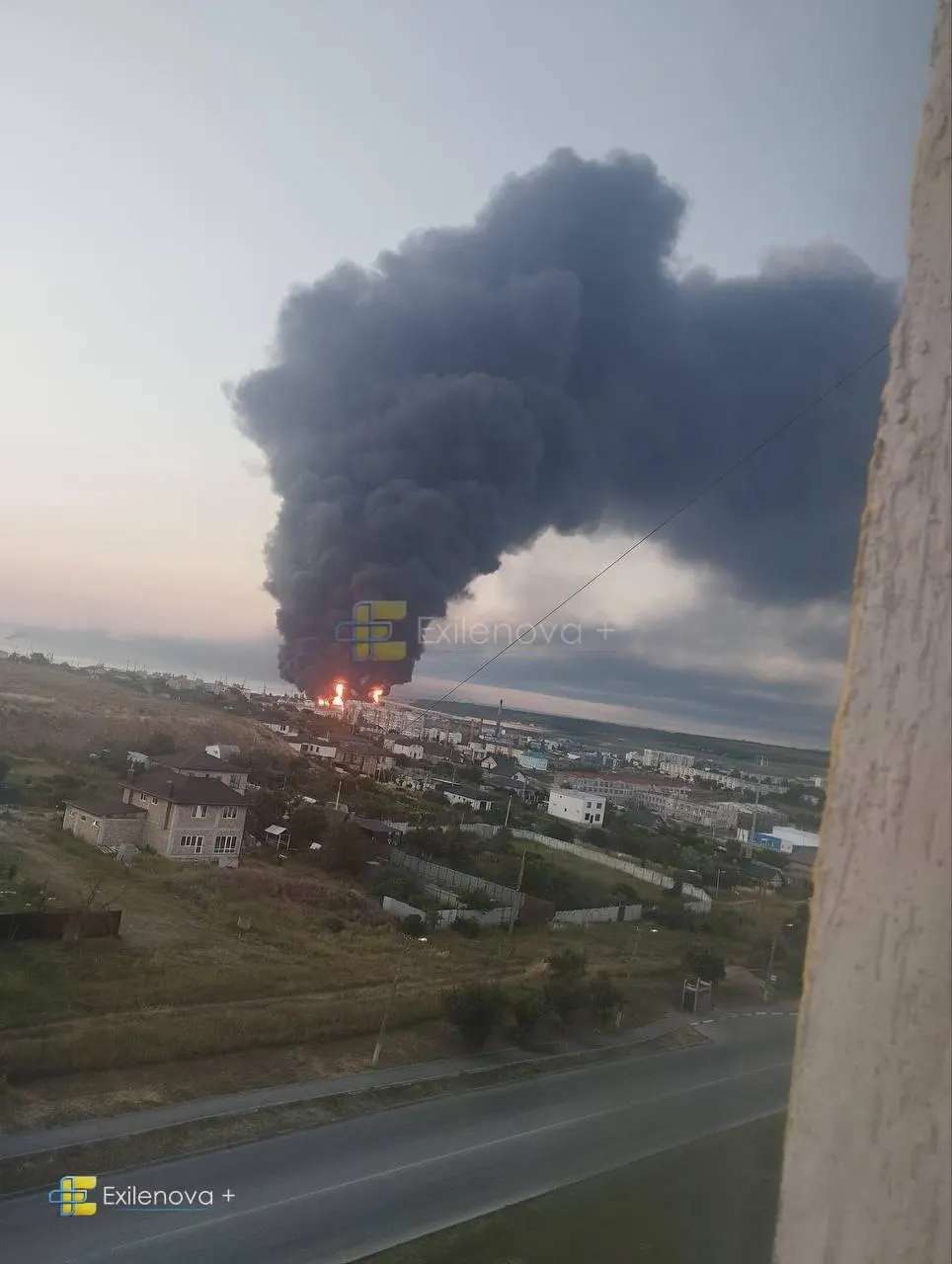 В результате удара БПЛА у Керченского пролива погибли несколько человек, десятки получили ранения; зарегистрированы пожары и повреждения жилых и хозяйственных объектов.