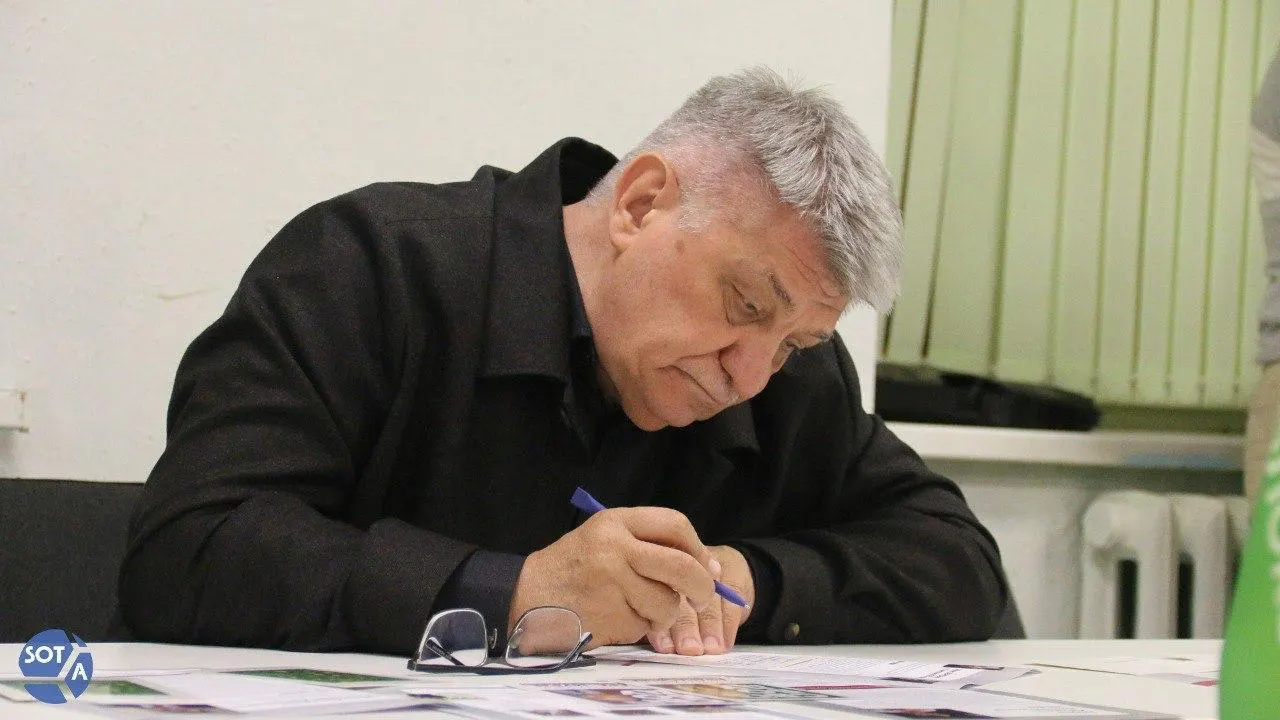 Кремль направил поздравление Александру Сокурову по случаю 75-летия, отметив его вклад в кинематограф. При этом в последние годы режиссёр фактически лишён нормального проката и был исключён из Совета по развитию кинематографии.