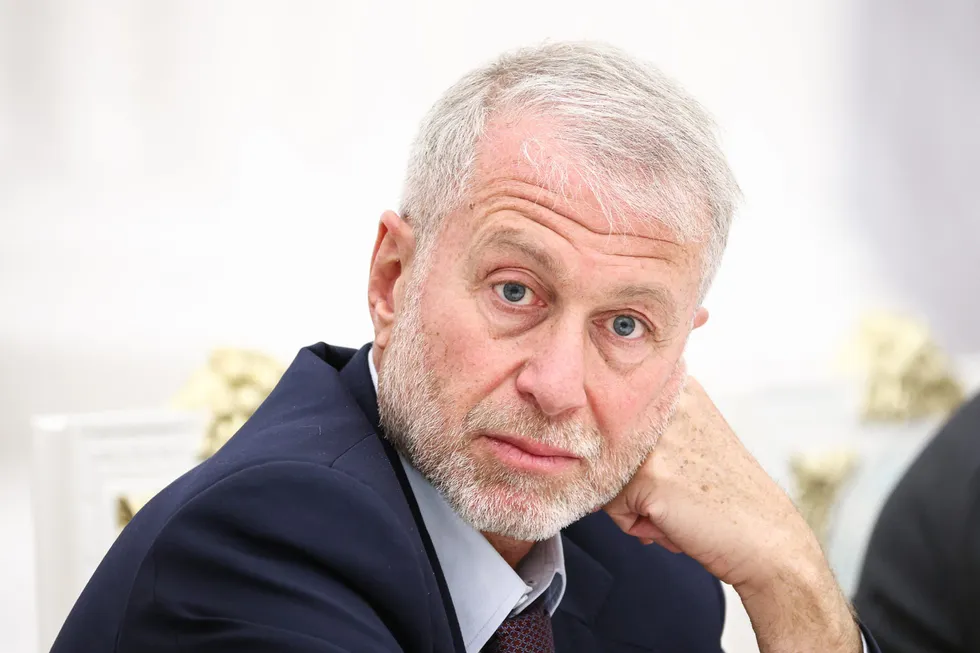 По данным нескольких источников, бизнесмен Роман Абрамович в мае 2026 года посетил Киев, встретился с Владимиром Зеленским и передал ему предложение о личной встрече с президентом России; Кремль и представители бизнесмена комментариев не дали.