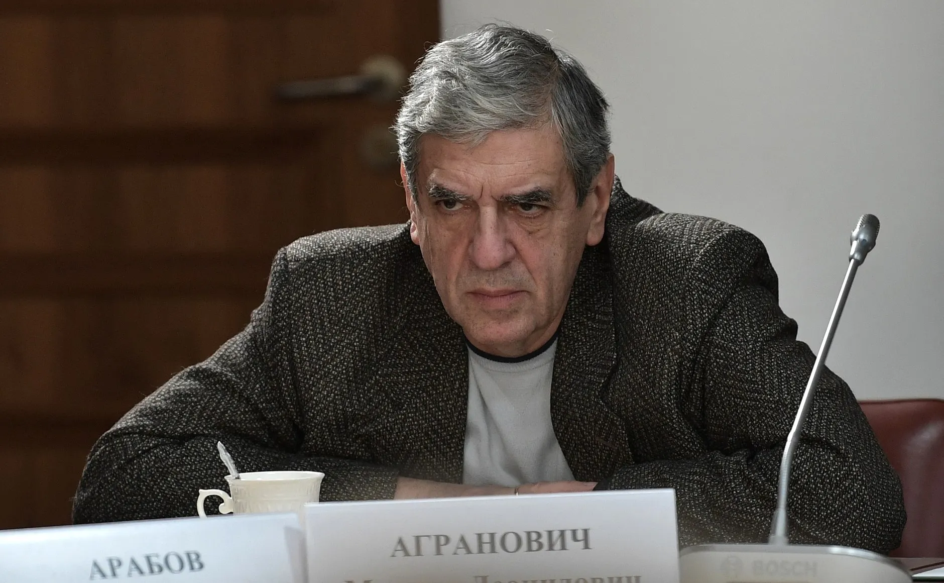 Операторский факультет ВГИК набирает «специальную группу» мастерской Михаила Аграновича: бесплатное обучение с 2027 года предлагают абитуриентам, готовым подписать годичный контракт на службу в войсках беспилотных летательных аппаратов. Объявление сопровождается обещаниями льгот и статуса ветерана боевых действий, но правовые риски остаются.