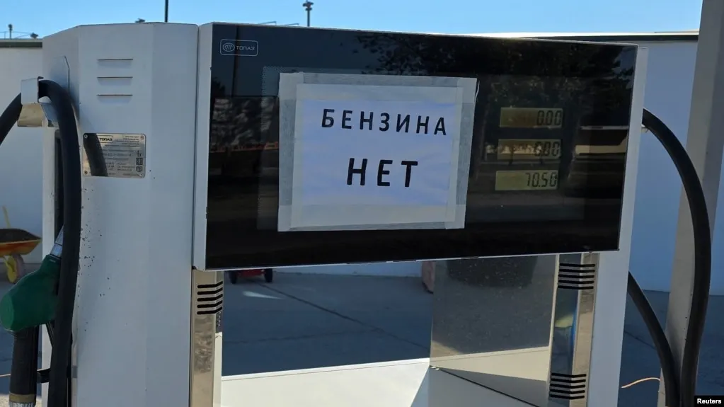 За неделю 23–29 июня 2026 года бензин подорожал сильнее всего в Севастополе — на 30%. По стране средний рост составил 1,6%, дизель подорожал на 2,23%. Причины — снижение производства из‑за атак дронов на НПЗ, логистические сложности и ограниченная розничная сеть в регионе.