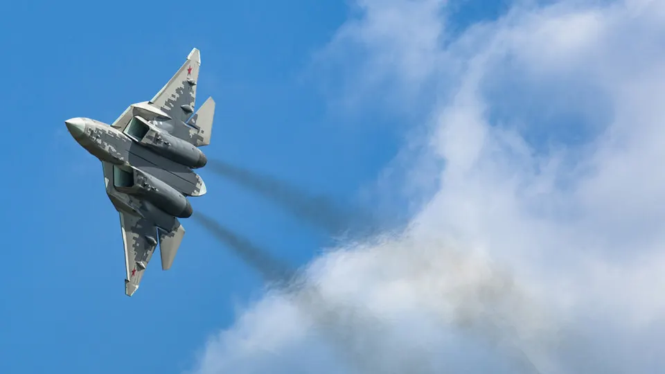 Министерство обратилось к АО «Авиационная и морская электроника» с требованием перечислить полную стоимость контракта «Дисплей‑И7» из‑за шестилетней просрочки работ; одновременно сокращены бюджетные цели по импортозамещению электроники.