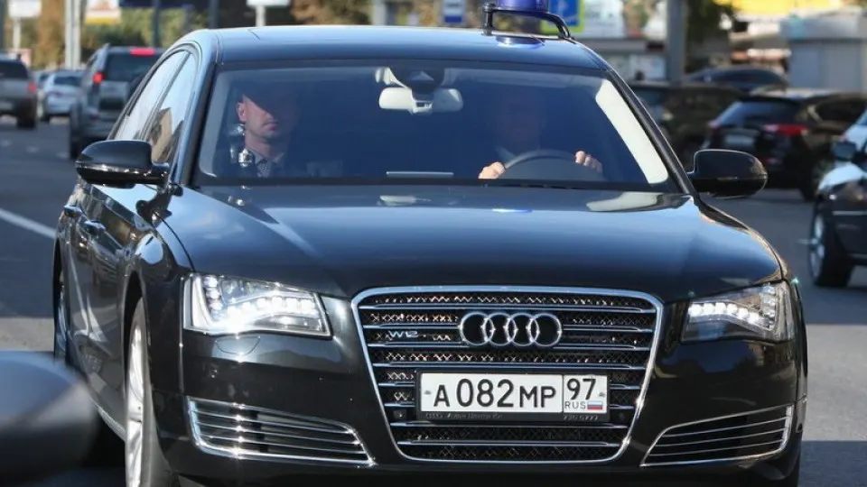 В условиях острого топливного кризиса на ряде автозаправок обслуживание ведут в первую очередь для госслужб и экстренных служб. Дефицит связывают с атаками беспилотников по НПЗ и падением переработки нефти.