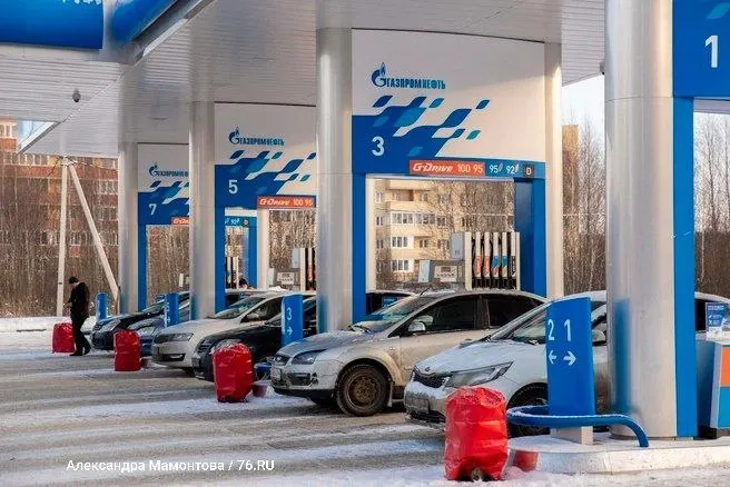 Клиенты смогут заправлять топливо в любом объёме, оплата после заправки. Лимиты сняты в Санкт‑Петербурге, Ленинградской области, Москве и Подмосковье, а также в ряде регионов.